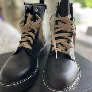 Steve Madden woman’s black boots